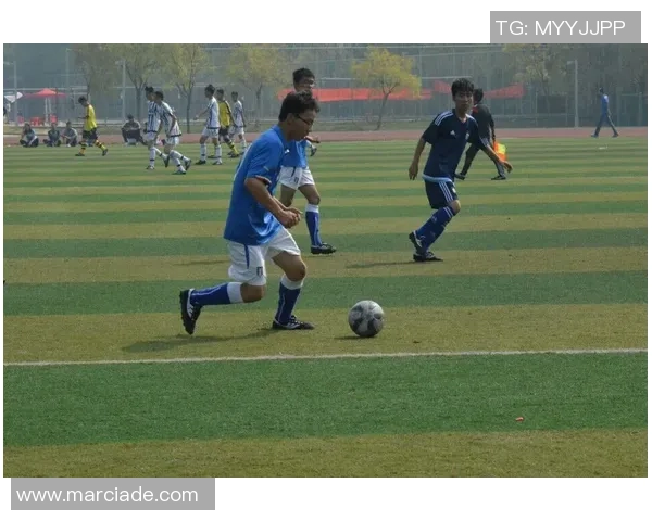 年轻足球球星风采壁纸展现新一代球场霸主的激情与活力 年轻足球球星风采壁纸展现新一代球场霸主的激情与活力