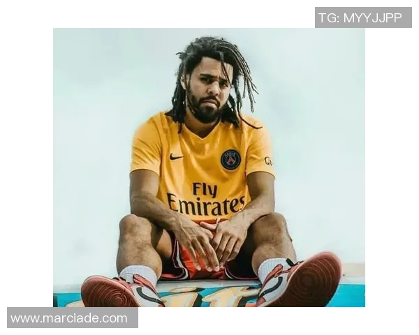 足球球星大衣时尚解析：从运动场到街头潮流的完美融合