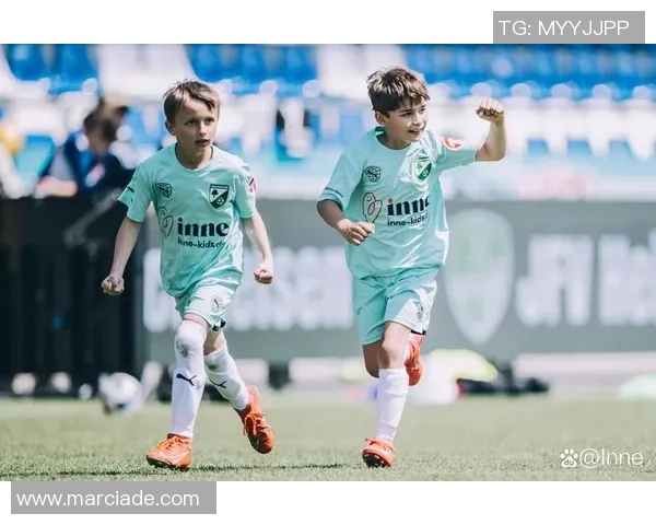 足球球星时尚穿搭解析展现绿茵场外独特魅力风格