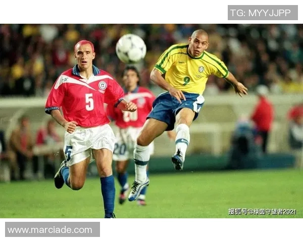 足球球星背后的支撑力量 家庭成员如何影响他们的职业生涯与成长路径 足球球星背后的支撑力量 家庭成员如何影响他们的职业生涯与成长路径